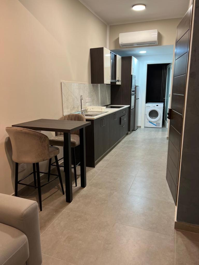Stresa Court Apartments Saint Julian's Ngoại thất bức ảnh